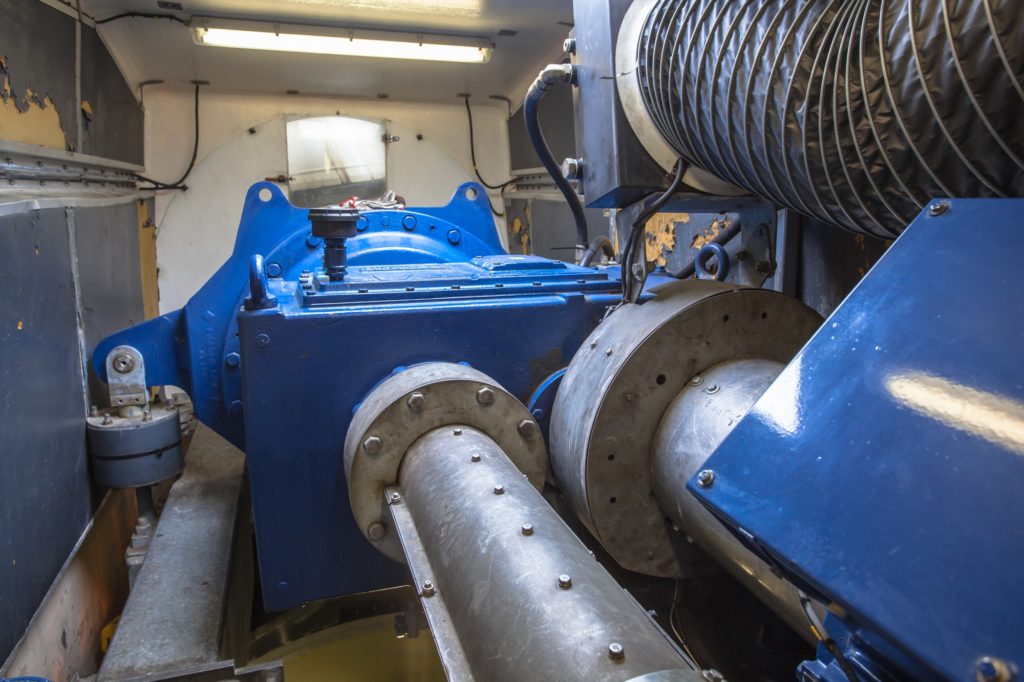 Interior de la carcasa góndola de una turbina eólica